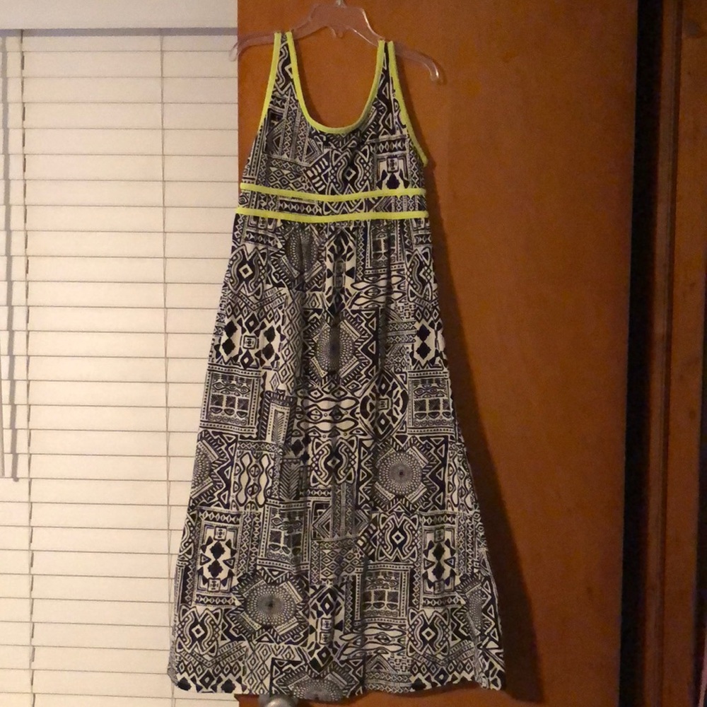 a multi- patterned dress - Picture 3 of 4